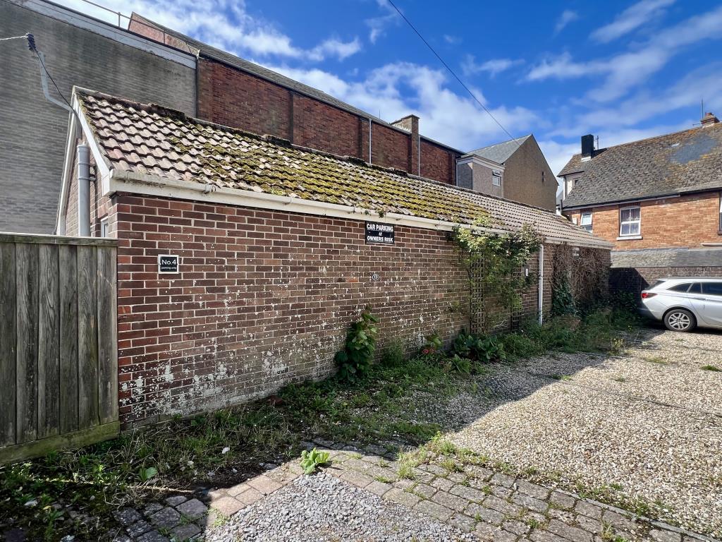 Lot: 36 - FORMER PUBLIC CONVENIENCES WITH POTENTIAL - Photo showing the rear of the building
